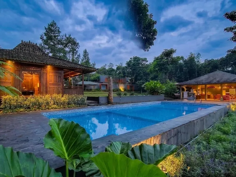 Kolam renang dan villa Tjapoeng Resort Pancawati