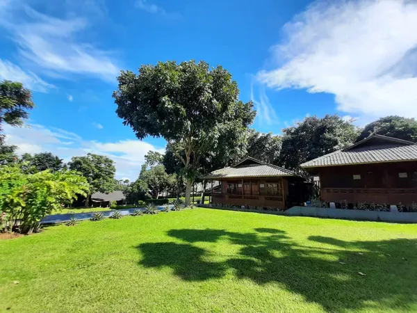 Kamar bungalow dengan tempat tidur rapi Tjapung Resort